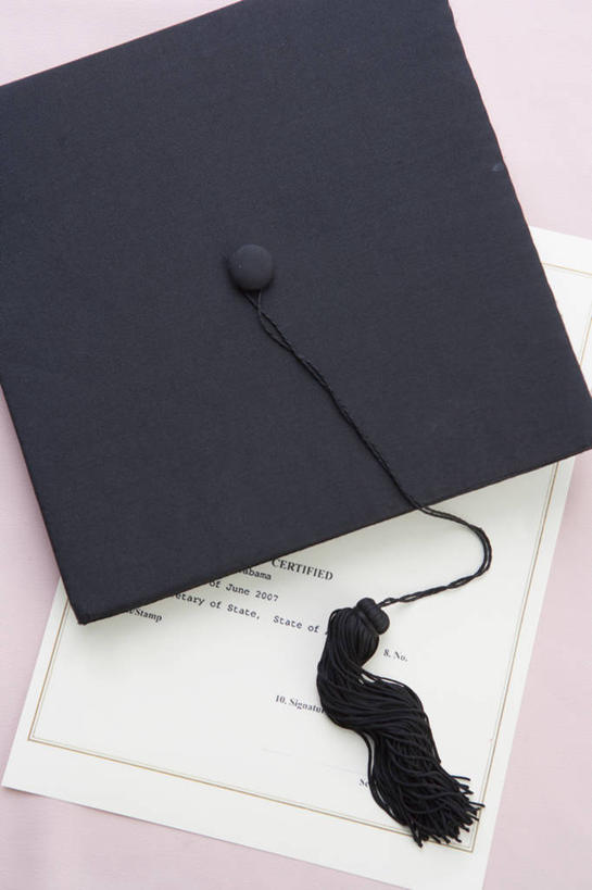 无人,竖图,俯视,室内,特写,白天,静物,帽子,阴影,粉色背景,反射,英文,标志,文凭,文字,影子,字符,字母,标识,摄影,影棚,英文字母,证书,博士帽,学位证,学位证书,学位帽,彩图,高角度拍摄,影棚拍摄,拍摄