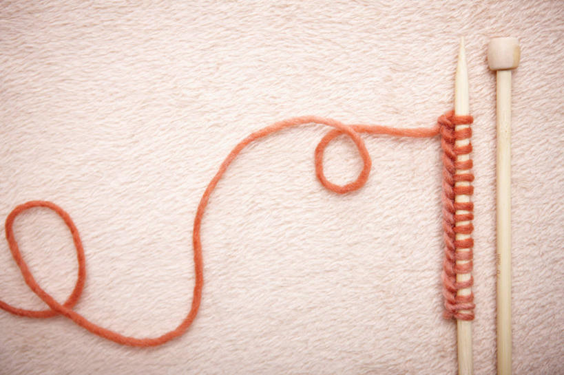 无人,横图,俯视,室内,特写,白天,静物,一排,阴影,整齐,卷曲,编织,缠绕,反射,影子,织物,线团,针,纺织,排列,毛线,队列,毛衣针,编织针,螺旋状,彩图,高角度拍摄,螺旋形,螺旋形状,螺旋型