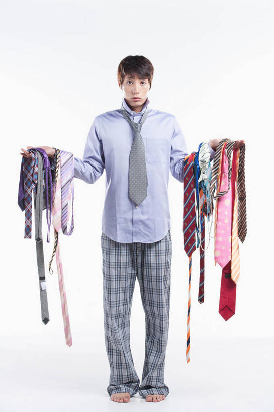 东方人,一个人,站,伸展双臂,捧,竖图,室内,白天,白色背景,正面,衬衫,亚洲,仅一个男性,仅一个人,一堆,许多,阴影,堆叠,堆积,睡裤,反射,影子,领带,很多,注视,黄种人,光脚,仅一个年轻男性,观察,看,站着,赤脚,摄影,影棚,观看,堆,察看,象征,庄重,关注,身份,正式,地位,男人,男性,年轻男性,亚洲人,敞开双臂,端,端着,捧着,伸开双臂,手捧,展开双肩,站立,张开手臂,张开双臂,彩图,全身,影棚拍摄,衬衣,拍摄