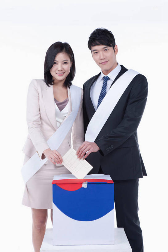 东方人,两个人,同事,商务人士,商务男性,商务女性,站,笑,微笑,露齿笑,竖图,室内,白天,白色背景,正面,衬衫,成功,合作,团队,集体,信心,亚洲,握,阴影,套装,反射,影子,领带,拿,拿着,注视,黄种人,队伍,容器,箱子,观察,看,站着,握着,摄影,影棚,观看,储藏,察看,领导,象征,庄重,成就,储存,关注,商务装,身份,荣誉,合伙,领袖,代表,工薪阶层,绶带,投票箱,正式,地位,男人,男性,年轻男性,年轻女性,女人,女性,亚洲人,白领,上班族,站立,半身,彩图,影棚拍摄,衬衣,拍摄,贮存,投票