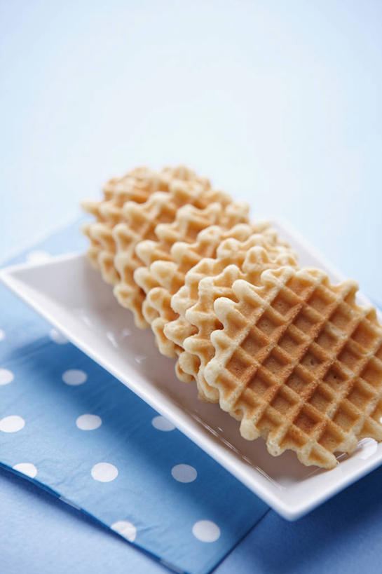 点心,无人,竖图,俯视,室内,特写,白天,餐桌,桌子,餐具,一堆,许多,阴影,堆叠,堆积,蓝色背景,朦胧,模糊,反射,碟子,盘,影子,斑点,食品,很多,饼,小吃,食物,糕点,排列,一个,蓝色,白色,盘子,餐巾,碟,摄影,影棚,单个,餐台,堆,队列,烤饼,华夫饼,窝夫,格子饼,华夫,格仔饼,保洁方巾,口布,彩图,高角度拍摄,影棚拍摄,拍摄