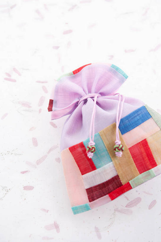 无人,竖图,俯视,室内,特写,白天,白色背景,桌面,桌子,静物,袋子,礼物,阴影,反射,包装袋,影子,纸袋,一个,粉色,红色,蓝色,白色,摄影,礼品,影棚,单个,礼品袋,彩图,高角度拍摄,影棚拍摄,拍摄