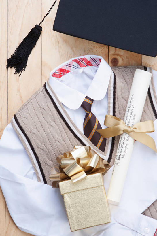 无人,竖图,俯视,室内,特写,白天,衬衫,地板,静物,礼盒,礼物,帽子,阴影,反射,丝绸,丝带,文凭,影子,纸盒,缎带,领带,地面,木地板,绸带,盒子,一个,包装盒,礼品盒,金色,礼品,单个,证书,博士帽,学位证,学位证书,学位帽,彩图,高角度拍摄,衬衣