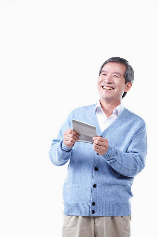 东方人,一个人,站,笑,微笑,露齿笑,竖图,室内,白天,白色背景,正面,亚洲,仅一个男性,仅一个人,握,阴影,反射,影子,注视,黄种人,一个,白色,观察,看,站着,仅一个老年男性,储蓄,存钱,握着,金融,理财,摄影,影棚,经济,单个,观看,存折,察看,资金,关注,存款,流通,贸易,老年男性,男人,男性,亚洲人,站立,半身,彩图,影棚拍摄,拍摄,存款簿