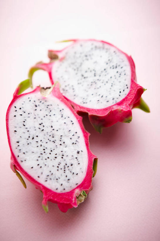 无人,竖图,俯视,室内,特写,白天,餐桌,桌子,切开,阴影,粉色背景,反射,影子,火龙果,一个,粉色,切,青龙果,摄影,影棚,单个,餐台,剖面,切面,彩图,高角度拍摄,影棚拍摄,拍摄