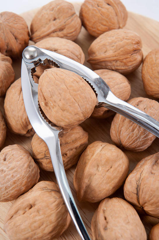 无人,竖图,俯视,室内,特写,白天,一堆,许多,阴影,堆叠,堆积,反射,工具,钳子,影子,核桃,坚果,果实,很多,一个,干果,单个,堆,五金,胡桃,核桃钳,胡桃钳,羌桃,胡桃夹,彩图,高角度拍摄