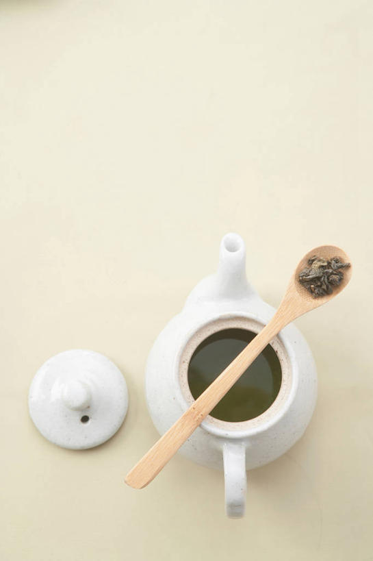 无人,竖图,俯视,室内,特写,白天,幸福,餐桌,茶,桌子,绿色背景,阴影,反射,壶,影子,勺子,茶道,茶叶,茶勺,文化,娱乐,水壶,一个,绿色,茶壶,容器,享受,休闲,温馨,放松,乐趣,摄影,影棚,单个,餐台,茶艺,环境,提神,舒适,醒脑,东亚文化,一壶,礼法,修行,彩图,高角度拍摄,影棚拍摄,拍摄,茶文化