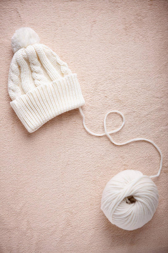 竖图,俯视,室内,特写,白天,静物,帽子,阴影,卷曲,编织,缠绕,反射,纹路,纹理,影子,织物,线团,纺织,一朵,白色,毛线,肌理,编织帽,半身,彩图,高角度拍摄