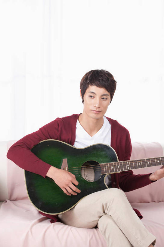 东方人,一个人,客厅,坐,笑,微笑,竖图,室内,白天,正面,沙发,亚洲,仅一个男性,仅一个人,握,阴影,服装,反射,影子,墙,吉他,乐器,弦乐器,弹奏,二郎腿,演奏,注视,休闲装,黄种人,墙壁,墙面,仅一个年轻男性,一个,衣服,粉色,绿色,白色,观察,看,休闲,休闲服,握着,服饰,单个,观看,察看,起居室,关注,弹拨弦鸣乐器,布艺沙发,客堂,男人,男性,年轻男性,亚洲人,坐着,半身,彩图,原声吉他,弹拨弦乐器