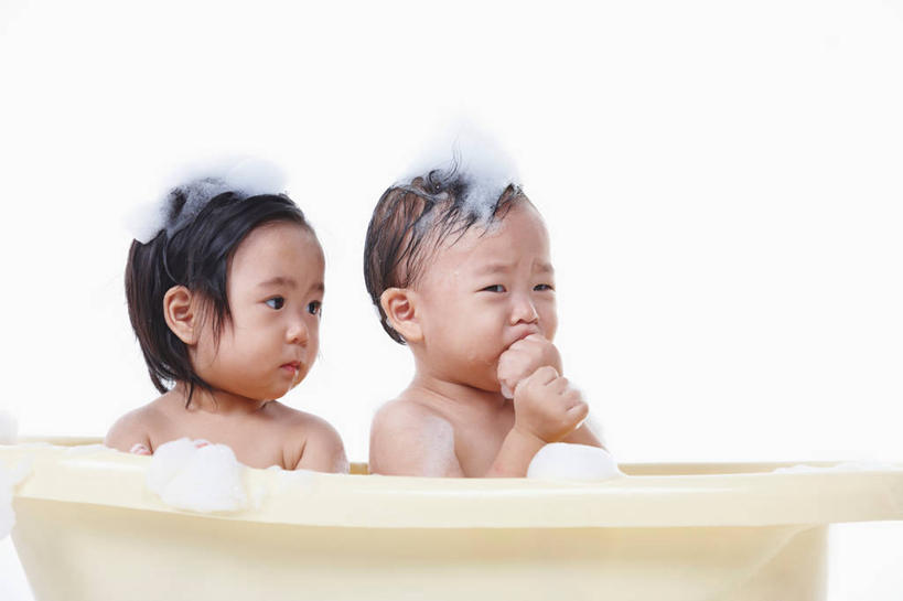 东方人,婴儿,儿童,两个人,伙伴,朋友,坐,横图,室内,白天,白色背景,正面,友谊,纯洁,安全,亚洲,阴影,反射,影子,防护,注视,黄种人,裸露,一个,小孩,白色,泡泡,容器,观察,看,浴盆,可爱,遮,遮掩,摄影,活泼,影棚,单个,赤裸,观看,储藏,保护,察看,掩盖,遮挡,储存,关注,宝宝,裸,澡盆,保险,纯真,烂漫,无邪,遮盖,保全,周全,安稳,安定,掩饰,伶俐,平安,天真,友情,亚洲人,孩子,坐着,半身,彩图,影棚拍摄,拍摄,婴儿浴盆,贮存