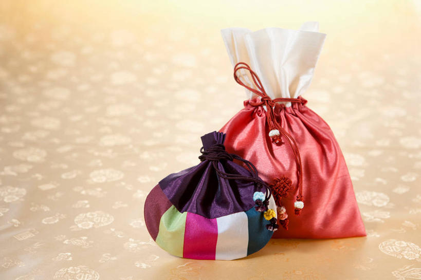 无人,横图,室内,特写,白天,正面,桌面,桌子,静物,袋子,阴影,反射,纹路,布袋,纹理,影子,两个,黄色,红色,紫色,容器,储藏,储存,肌理,彩图,贮存