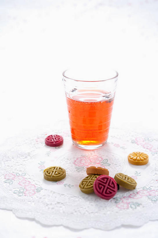 点心,月饼,果汁,无人,竖图,俯视,室内,特写,白天,白色背景,杯子,料理,食品,面点,杯垫,饮品,美食,玻璃制品,食物,糕点,饮料,一个,水杯,垫子,中式,摄影,影棚,单个,可口,适口,宫饼,胡饼,团圆饼,小饼,月团,玻璃杯,彩图,高角度拍摄,影棚拍摄,拍摄