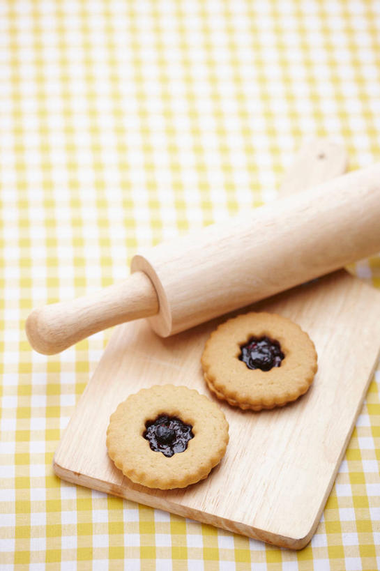 点心,无人,竖图,俯视,室内,特写,白天,餐桌,桌子,布料,擀面杖,食品,案板,曲奇,布纹,砧板,桌布,食物,两个,餐巾,台布,饼干,果酱,零食,摄影,影棚,餐台,曲奇饼,曲奇饼干,果子酱,餐桌布,彩图,高角度拍摄,影棚拍摄,拍摄,果酱曲奇