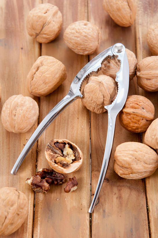 无人,竖图,俯视,室内,特写,白天,地板,许多,阴影,反射,工具,钳子,影子,核桃,坚果,果实,地面,很多,木地板,干果,五金,胡桃,核桃钳,胡桃钳,羌桃,胡桃夹,彩图,高角度拍摄