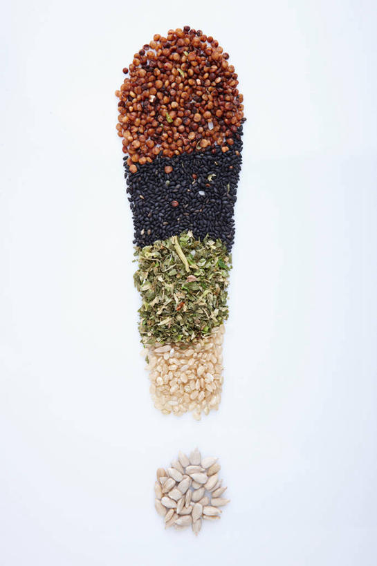 无人,竖图,俯视,室内,特写,白天,白色背景,植物,豆,蔬菜,一堆,许多,堆叠,堆积,新鲜,标志,文字,字符,字母,豆类,豆子,黑豆,食品,很多,标识,食物,摄影,有机食品,绿色食品,影棚,堆,感叹号,豆科,乌豆,乌大豆,彩图,高角度拍摄,影棚拍摄,拍摄