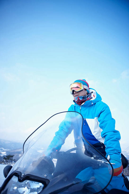 东方人,一个人,坐,竖图,室外,白天,仰视,锻炼,旅游,度假,安全,运动,雪,大雪,摩托车,帽子,亚洲,仅一个男性,仅一个人,阴影,服装,光线,眼镜,影子,积雪,雪景,冬季,冬天,防护,注视,黄种人,娱乐,车,仅一个年轻男性,衣服,蓝色,蓝天,天空,阳光,交通工具,天,观察,驾驶,看,行驶,享受,休闲,温暖,放松,寒冷,服饰,晴朗,观看,保暖,护目镜,保护,操纵,控制,察看,御寒,关注,载具,室外运动,保险,户外运动,滑雪服,操控,万里无云,保全,周全,安稳,安定,棉帽,严寒,把持,安全防护眼镜,竞技服,旅游服,冬装,平安,男人,男性,年轻男性,亚洲人,晴空,晴空万里,坐着,半身,彩图,低角度拍摄,健身,雪地摩托车,雪上摩托车,防护眼镜