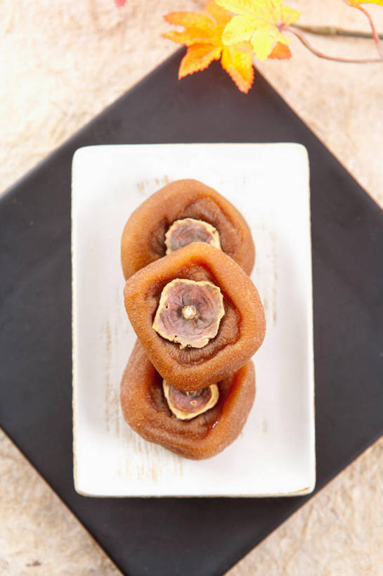 无人,竖图,俯视,室内,特写,白天,餐桌,桌子,浆果,柿子,餐具,叶子,阴影,反射,碟子,盘,影子,食品,枫叶,枯叶,落叶,食物,三个,一个,黄色,红色,盘子,碟,干果,摄影,影棚,单个,餐台,枫树叶,柿饼,叶,叶片,月柿,彩图,高角度拍摄,影棚拍摄,拍摄,干柿,柿干