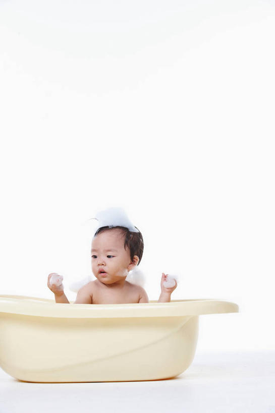 东方人,婴儿,儿童,一个人,坐,竖图,室内,白天,白色背景,正面,纯洁,安全,亚洲,仅一个人,泡沫,防护,注视,黄种人,裸露,小孩,泡泡,容器,观察,看,浴盆,可爱,摄影,活泼,影棚,观看,储藏,保护,察看,储存,关注,宝宝,裸,澡盆,保险,纯真,烂漫,无邪,保全,周全,安稳,安定,伶俐,平安,天真,亚洲人,孩子,坐着,彩图,全身,影棚拍摄,拍摄,婴儿浴盆,贮存