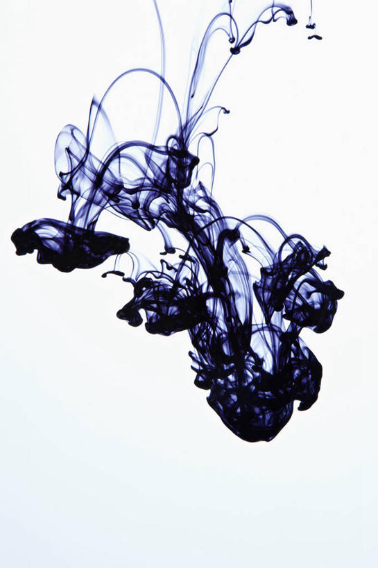 无人,竖图,室内,特写,白天,白色背景,正面,水,飞溅,溅,墨水,液体,水滴,办公用品,水珠,文具,黑色,学习用品,摄影,影棚,墨,墨汁,文具用品,喷洒,文房四宝,彩图,影棚拍摄,拍摄