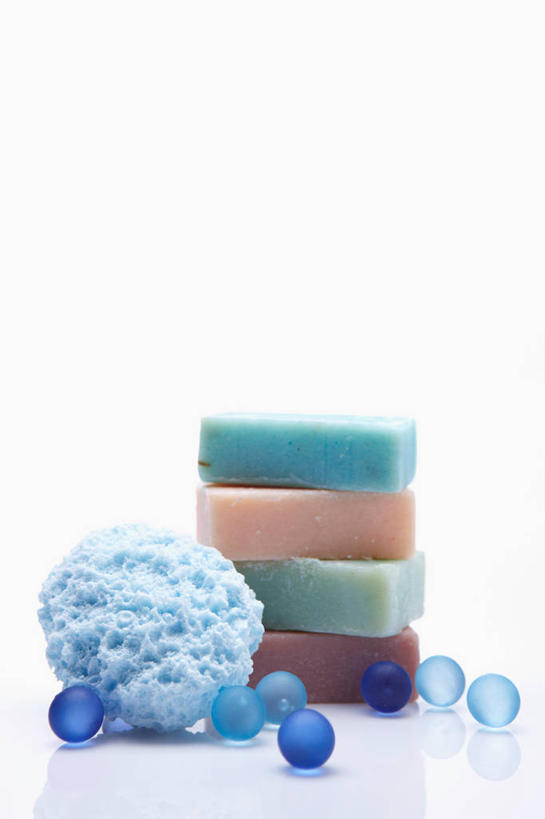 无人,竖图,室内,特写,白天,白色背景,正面,化妆,美容,静物,一排,护肤,阴影,整齐,反射,影子,珠子,排列,化妆品,肥皂,香皂,浴球,日用品,洗浴用品,清洁,保养,享受,休闲,放松,保健,四块,摄影,影棚,沐浴球,堆,护肤品,化妆用品,队列,清洁用具,护肤用品,舒缓,养颜,去污,紧肤,嫩肤,洗浴用具,洗涤,彩图,影棚拍摄,拍摄