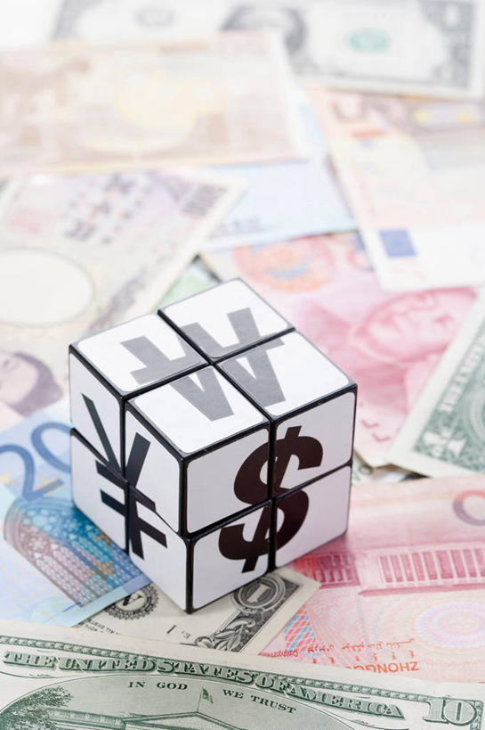 无人,竖图,俯视,室内,特写,白天,游戏,智慧,神秘,钱,人民币,美元,静物,玩具,许多,阴影,朦胧,模糊,反射,标志,钱币,文字,影子,字符,字母,很多,美金,欧元,玩,娱乐,标识,休闲,魔方,益智,钞票,金融,纸币,韩币,经济,活动,发泄,消遣,智力,美圆,神奇,流通,纸钞,贸易,宣泄,奥秘,鲁比克方块,魔术方块,扭计骰,货币,现金,玩耍,嬉戏,彩图,高角度拍摄,圜