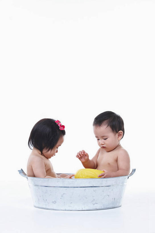 东方人,婴儿,儿童,两个人,坐,竖图,室内,白天,白色背景,侧面,游戏,纯洁,安全,玩具,亚洲,握,装饰,鸭子,头饰,防护,拿,玩,拿着,注视,黄种人,娱乐,裸露,相视,小孩,发夹,发饰,夹子,容器,饰品,观察,看,休闲,面对面,浴盆,橡胶,可爱,益智,握着,摄影,活泼,影棚,观看,活动,储藏,对视,保护,华丽,修饰,点缀,察看,互视,储存,发泄,关注,消遣,智力,宝宝,裸,澡盆,保险,相对,橡胶制品,纯真,烂漫,无邪,配饰,相看,宣泄,保全,周全,安稳,安定,衬托,美观,雅致,雅观,橡胶小鸭,橡皮小鸭,伶俐,平安,天真,亚洲人,孩子,玩耍,嬉戏,坐着,彩图,全身,影棚拍摄,拍摄,婴儿浴盆,贮存