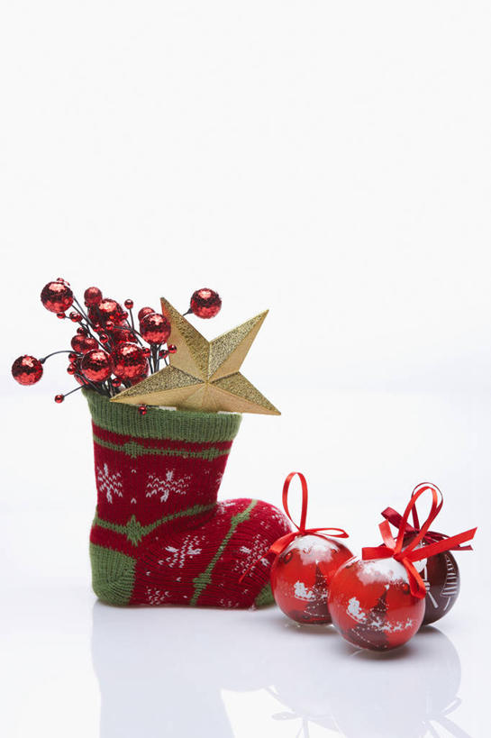 无人,竖图,室内,白天,白色背景,正面,静物,圣诞节,阴影,节日,庆祝,装饰,反射,挂饰,影子,星星,圣诞球,文化,圣诞袜,袜子,球,庆典,球体,星形,摄影,影棚,纪念,华丽,修饰,点缀,五角形,衬托,美观,雅致,雅观,五角星,彩图,影棚拍摄,拍摄