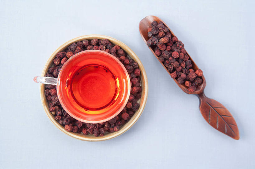 无人,横图,俯视,室内,特写,白天,白色背景,幸福,植物,茶,叶子,阴影,反射,影子,茶叶,枯叶,落叶,草药,药草,娱乐,中药,畚箕,享受,休闲,温馨,放松,乐趣,摄影,影棚,簸箕,提神,舒适,醒脑,药材,中草药,中药材,本草,北五味子,秤砣子,五味子,叶,叶片,彩图,高角度拍摄,影棚拍摄,拍摄