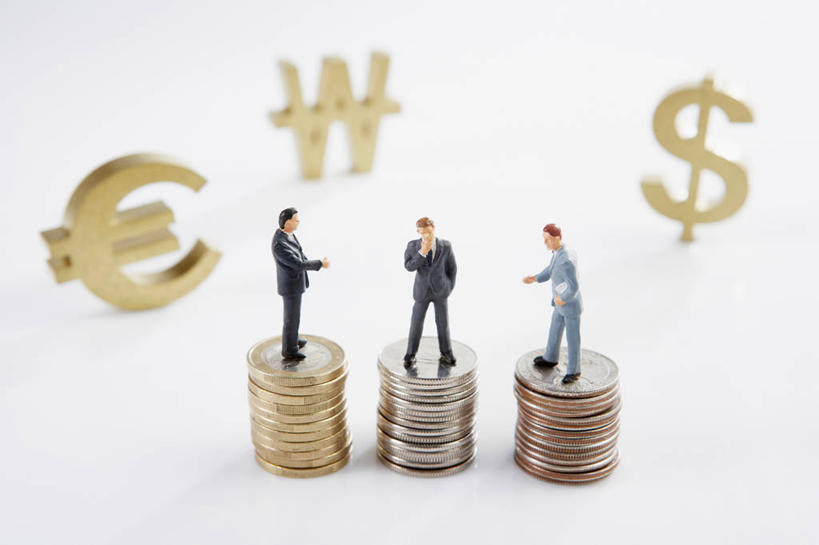 东方人,无人,三个人,同事,商务人士,商务男性,商务女性,站,说,横图,室内,特写,白天,白色背景,正面,衬衫,讨论,成功,合作,团队,集体,信心,钱,美元,桌面,桌子,静物,雕塑,亚洲,一堆,许多,撑,阴影,堆叠,堆积,套装,艺术,装饰,反射,标志,雕刻,雕像,钱币,文字,影子,很多,美金,托腮,黄种人,标识,队伍,工艺品,托,站着,思考,考虑,思索,金融,摄影,影棚,经济,纪念,堆,美术,领导,成就,托下巴,主题,美圆,商务装,合伙,领袖,流通,陈列,贸易,工薪阶层,功能,美学,思量,斟酌,单手托腮,交流,货币,美元符号,现金,硬币,男人,男性,年轻男性,亚洲人,白领,上班族,沟通,讲话,交谈,商讨,说话,谈话,站立,彩图,全身,影棚拍摄,衬衣,拍摄,欧元符号,韩币符号