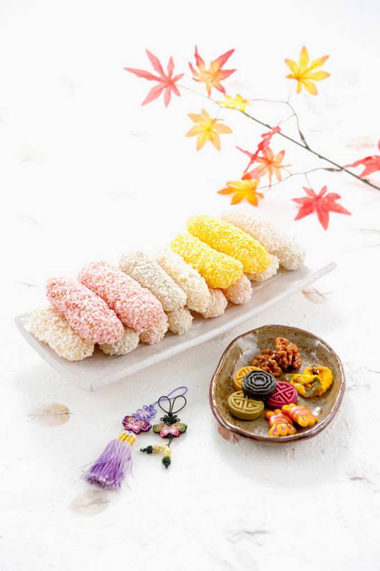 点心,无人,竖图,俯视,室内,特写,白天,白色背景,餐具,叶子,玉,一堆,许多,阴影,堆叠,堆积,反射,雕刻,碟子,盘,影子,食品,甜点,甜品,枫叶,枯叶,落叶,很多,食物,糕点,黄色,红色,盘子,碟,甜食,摄影,奢侈品,玉雕,影棚,枫树叶,堆,玉器,贵重,珍贵,玉石,玉佩,宝贵,叶,叶片,彩图,高角度拍摄,影棚拍摄,拍摄