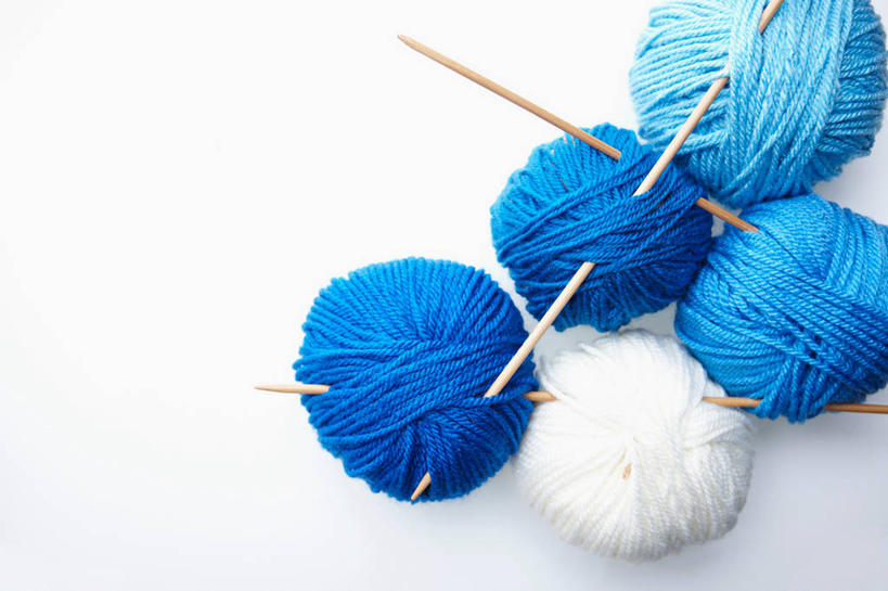 无人,横图,俯视,室内,特写,白天,白色背景,静物,阴影,卷曲,编织,缠绕,反射,影子,织物,线团,针,纺织,蓝色,毛线,摄影,影棚,毛衣针,编织针,彩图,高角度拍摄,影棚拍摄,拍摄