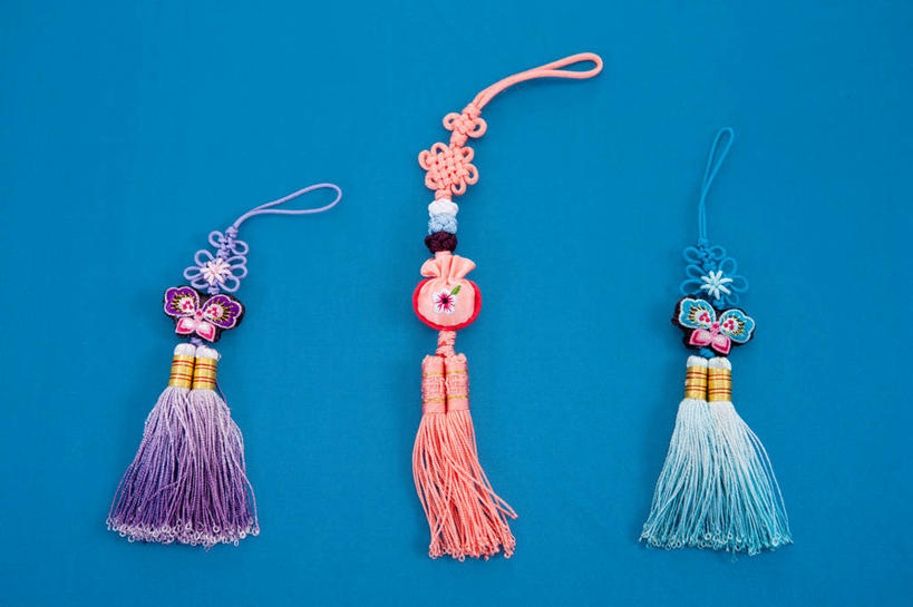 无人,横图,俯视,室内,特写,白天,静物,玉,阴影,蓝色背景,反射,雕刻,影子,三个,摄影,奢侈品,玉雕,影棚,玉器,贵重,珍贵,玉石,玉佩,宝贵,彩图,高角度拍摄,影棚拍摄,拍摄