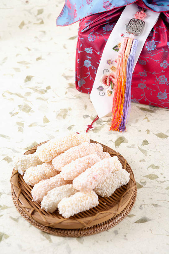 点心,无人,交叉,竖图,俯视,室内,特写,白天,餐桌,桌子,竹子,玉,阴影,花纹,竹制,编织,反射,布,雕刻,篮子,图案,影子,食品,甜点,甜品,布纹,食物,糕点,竹篮,甜食,奢侈品,玉雕,餐台,竹条,布匹,玉器,交织,贵重,珍贵,竹制品,玉石,玉佩,风吕敷,包袱布,穿插,宝贵,彩图,高角度拍摄