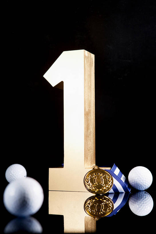 无人,竖图,室内,特写,白天,正面,成功,胜利,桌面,桌子,静物,阴影,黑色背景,反射,高尔夫,高尔夫球,标志,文字,影子,字符,标识,汉字,光彩,摄影,影棚,中文,奖牌,金牌,荣誉,奖品,高尔夫运动,高尔夫球具,国文,华文,荣耀,光荣,高尔夫球运动,彩图,影棚拍摄,拍摄