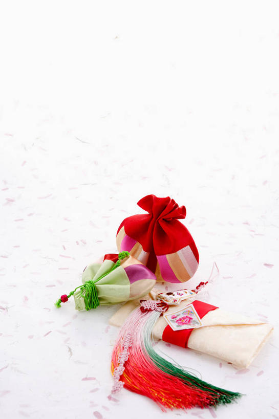 无人,竖图,俯视,室内,特写,白天,桌面,桌子,静物,袋子,玉,阴影,反射,布袋,雕刻,影子,祝福,文化,传统,两个,祈祷,祈福,健康,许愿,奢侈品,玉雕,福袋,纪念,祈求,玉器,吉祥,贵重,珍贵,玉石,玉佩,宝贵,好运,平安,彩图,高角度拍摄