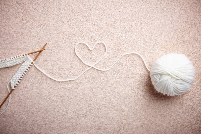 无人,横图,俯视,室内,特写,白天,爱情,静物,阴影,爱心,卷曲,编织,缠绕,反射,影子,织物,浪漫,线团,针,纺织,白色,毛线,温暖,温馨,心形,恩爱,摄影,影棚,和睦,毛衣针,编织针,心型,彩图,高角度拍摄,影棚拍摄,拍摄,融洽