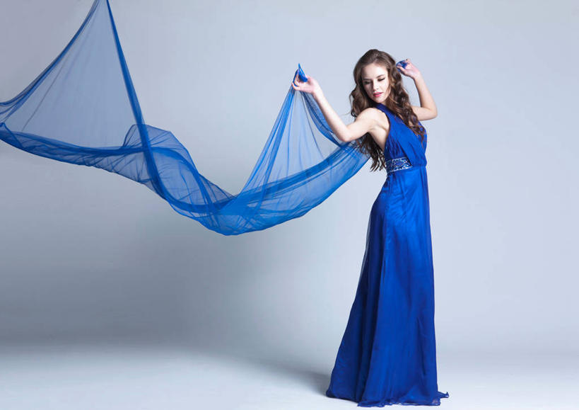 西方人,一个人,站,举,横图,室内,白天,侧面,裙子,欧洲,欧洲人,仅一个年轻女性,仅一个女性,仅一个人,一条,握,阴影,蓝色背景,连衣裙,装饰,反射,影子,扭头,注视,蓝色,围巾,观察,看,托,站着,转头,温暖,握着,摄影,影棚,围脖,观看,保暖,华丽,点缀,察看,御寒,关注,衬托,美观,雅致,雅观,年轻女性,女人,女性,白种人,举起,举手,举着,向上举,向上伸,向上托,站立,彩图,全身,影棚拍摄,拍摄