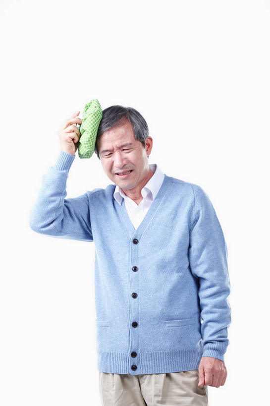 东方人,一个人,站,举,闭眼,竖图,室内,白天,白色背景,正面,毛衣,亚洲,仅一个男性,仅一个人,仅一个中年男性,握,拿,拿着,黄种人,冷冻,托,站着,握着,摄影,影棚,卫生,冰袋,发烧,线衫,介质,方便,新颖,毛线衣,绒线衣,男人,男性,中年男性,亚洲人,闭眼睛,闭着眼,闭着眼睛,举起,举手,举着,向上举,向上伸,向上托,站立,半身,彩图,影棚拍摄,绒衣,套衫,套头毛衣,线衣,拍摄