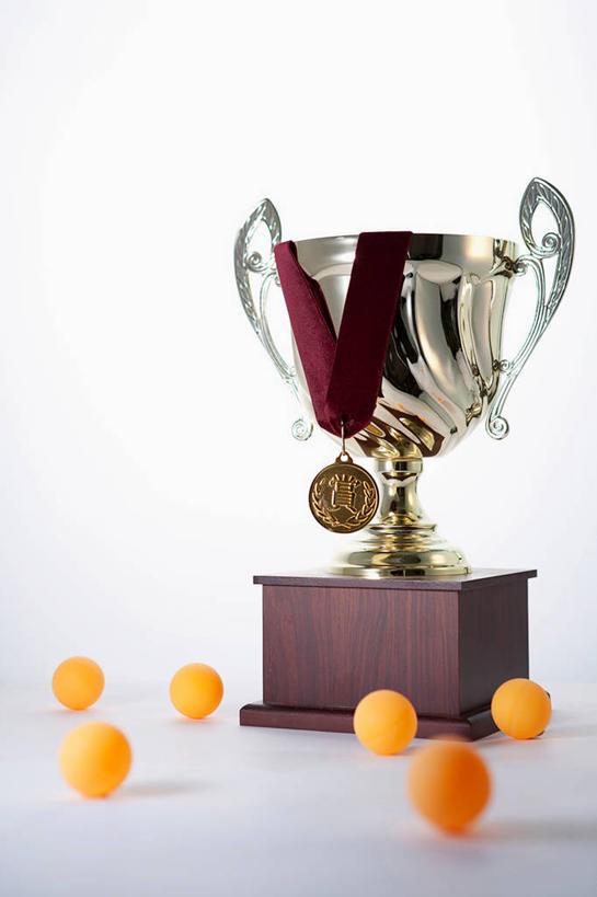 无人,竖图,室内,特写,白天,白色背景,正面,成功,胜利,静物,阴影,反射,影子,乒乓球装备,运动器械,一个,健身器械,光彩,摄影,影棚,单个,健身器材,荣誉,奖品,荣耀,光荣,乒乓球,乒乓球运动,彩图,影棚拍摄,拍摄,运动器材,奖杯