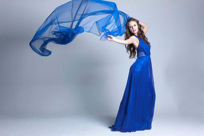 西方人,一个人,站,举,横图,室内,白天,侧面,晚礼服,欧洲,欧洲人,仅一个年轻女性,仅一个女性,仅一个人,握,灰色背景,柔软,透明,布,拿,布纹,拿着,扭头,注视,蓝色,观察,看,托,站着,转头,握着,摄影,影棚,轻薄,观看,飘逸,布匹,察看,关注,雪纺,年轻女性,女人,女性,白种人,举起,举手,举着,向上举,向上伸,向上托,站立,彩图,全身,影棚拍摄,晚宴服,舞会服,洋服,洋装,夜礼服,拍摄,丝织物,乔其纱,乔其绉,乔琪纱