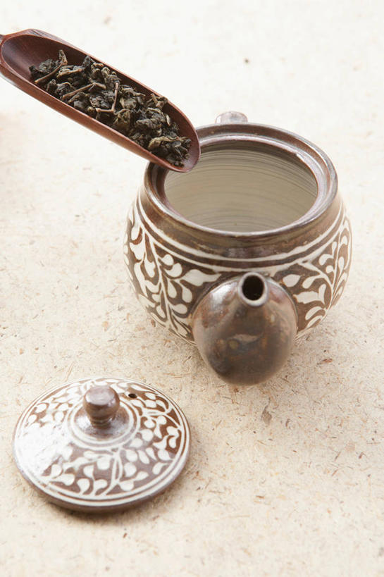 无人,竖图,俯视,室内,特写,白天,幸福,茶,桌面,桌子,阴影,反射,木制,壶,影子,勺子,木桌,茶叶,茶勺,娱乐,水壶,茶壶,木制品,容器,享受,休闲,温馨,放松,乐趣,提神,舒适,醒脑,彩图,高角度拍摄,木桌子