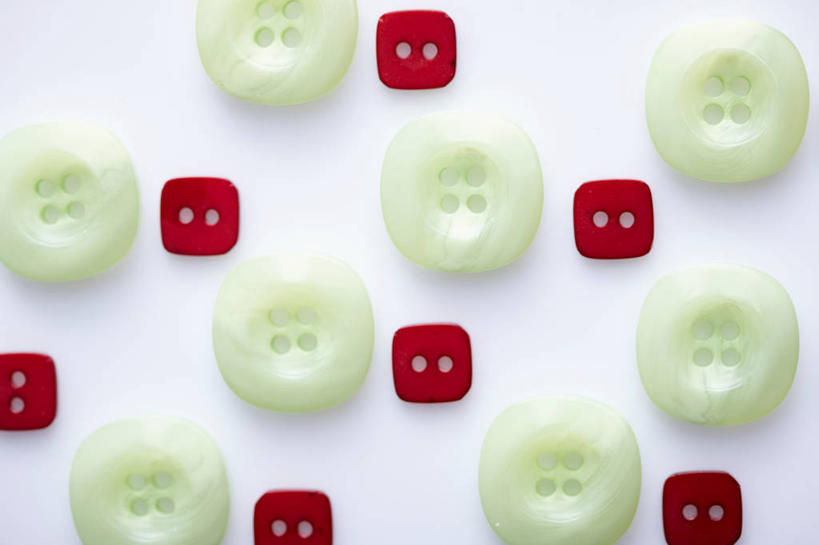 无人,横图,俯视,室内,特写,白天,白色背景,静物,一排,阴影,整齐,并列,并排,反射,影子,纽扣,排列,红色,绿色,摄影,影棚,钮扣,队列,平行,彩图,高角度拍摄,影棚拍摄,拍摄,袖扣