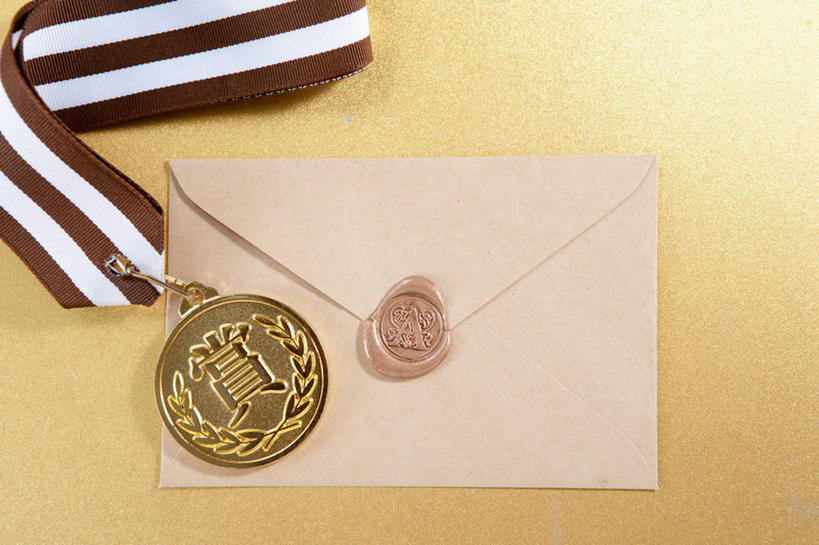 无人,横图,俯视,室内,特写,白天,成功,胜利,静物,阴影,黄色背景,反射,传递,信息,影子,邮件,联系,标记,光彩,联络,邮递,通信,摄影,影棚,信件,记号,封闭,奖牌,金牌,荣誉,奖品,邮政,荣耀,一封,封口,封口漆,封印蜡,火漆,火漆戳,火漆蜡,火漆印,蜡封戳,光荣,彩图,高角度拍摄,影棚拍摄,拍摄