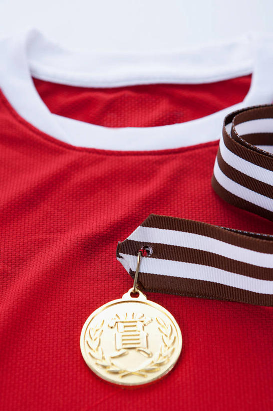 无人,竖图,俯视,室内,特写,白天,白色背景,运动服,成功,胜利,静物,一块,阴影,服装,反射,影子,衣服,光彩,摄影,服饰,影棚,衣着,穿着,奖牌,金牌,荣誉,奖品,荣耀,衣饰,光荣,彩图,高角度拍摄,影棚拍摄,拍摄,运动装