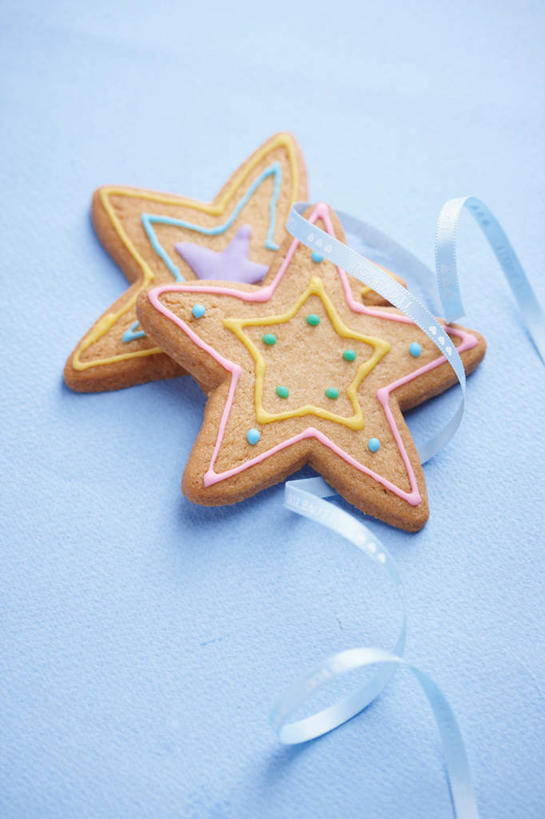 点心,无人,竖图,俯视,室内,特写,白天,两块,阴影,蓝色背景,反射,丝绸,丝带,影子,食品,缎带,曲奇,绸带,食物,饼干,零食,摄影,影棚,曲奇饼,曲奇饼干,彩图,高角度拍摄,影棚拍摄,拍摄