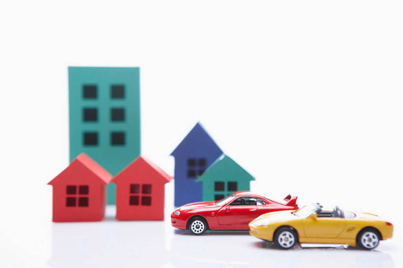 无人,家,横图,室内,特写,白天,白色背景,正面,游戏,静物,玩具,房屋,屋子,玩,娱乐,楼房,住宅,车,两个,黄色,红色,交通工具,休闲,益智,摄影,影棚,活动,发泄,消遣,智力,载具,宣泄,玩具车,玩耍,嬉戏,彩图,影棚拍摄,拍摄,房子