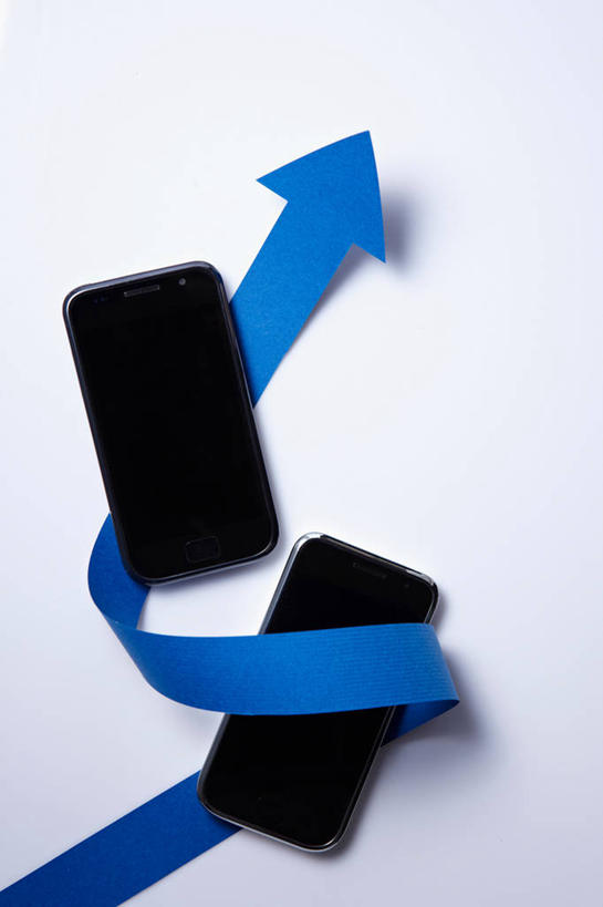 无人,打电话,竖图,俯视,室内,特写,白天,白色背景,静物,电话,手机,阴影,反射,影子,方向,通讯设备,箭头,蓝色,摄影,影棚,指向,智能手机,簇,交流,沟通,通话,彩图,高角度拍摄,影棚拍摄,拍摄,两部