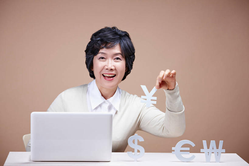 东方人,一个人,坐,笑,微笑,露齿笑,横图,室内,白天,正面,衬衫,电脑,笔记本电脑,桌子,亚洲,仅一个女性,仅一个人,握,服装,网络,标志,文字,办公桌,拿,拿着,注视,黄种人,通讯设备,标识,衣服,观察,看,握着,摄影,服饰,仅一个老年女性,影棚,观看,一台,察看,无线,衣着,穿着,关注,通信设备,无线网络,无线上网,便携式电脑,衣饰,美元符号,手提电脑,老年女性,女人,女性,亚洲人,坐着,半身,彩图,影棚拍摄,衬衣,拍摄,欧元符号,人民币符号