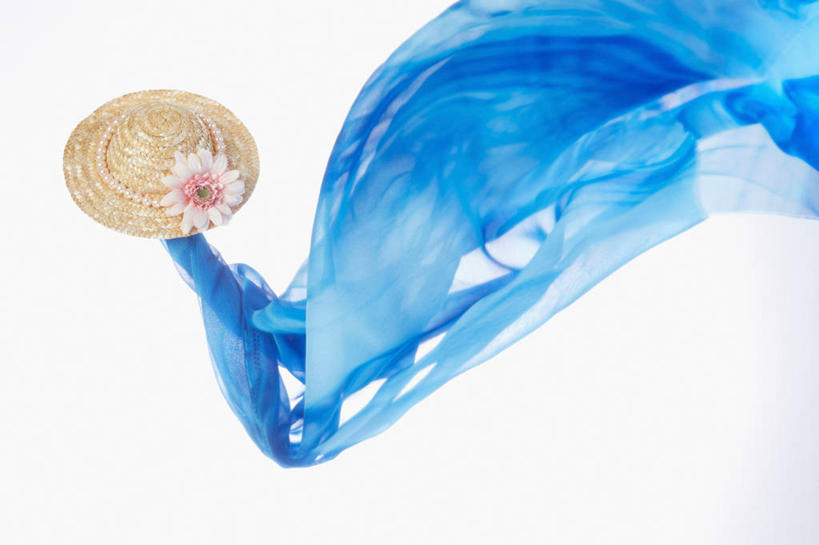 无人,横图,室内,特写,白天,白色背景,正面,帽子,装饰,盛开,丝巾,非洲菊,花蕾,花,花瓣,花朵,鲜花,蓝色,遮阳帽,花苞,花蕊,菊花,摄影,影棚,华丽,点缀,扶郎花,灯盏花,千日菊,衬托,美观,雅致,雅观,一顶,彩图,影棚拍摄,拍摄