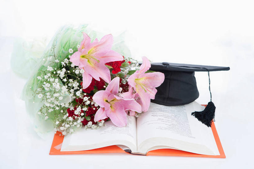 无人,学生,横图,室内,特写,白天,白色背景,正面,百合花,书籍,盛开,花蕾,花,花瓣,花朵,鲜花,书本,花苞,花蕊,摄影,流苏,影棚,学士帽,毕业,学士服,强瞿,一顶,垂布,学士袍,百合蒜,倒仙,番韭,山丹,书,图书,彩图,影棚拍摄,拍摄